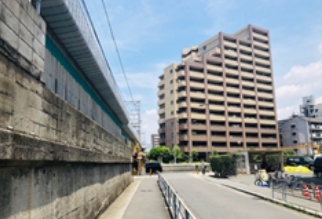 セブンイレブンの駐車場を通り越した1つ目の角を左折します。