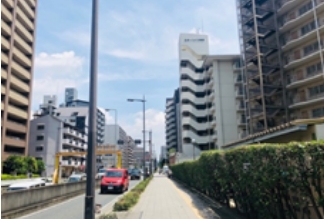 病院南側から敷地内駐車場に入れます。